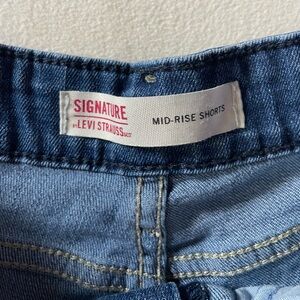 Levi’s Signature Mid Rise Denim Shorts Size 6 W28 Cuffed Stretch Jean Shorts